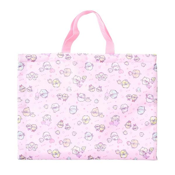 説明 すみっコぐらしのかわいいレッスンバッグが登場！習い事の荷物や教科書などが入るサイズです◎習い事や通学、サブバッグとしても使いやすく、入園・入学準備にぴったりなアイテムです。【ポイント】・すみっコぐらしの人気キャラクターデザイン・教科書...