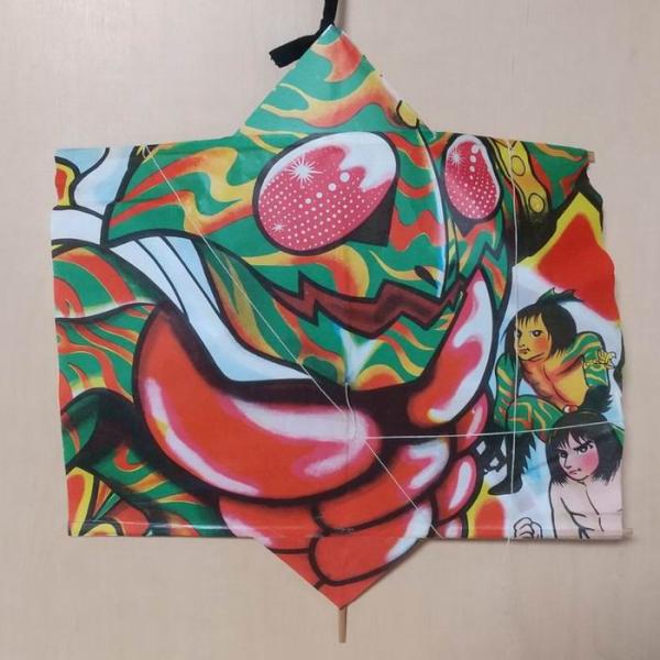 [ 商品名 ]凧 仮面ライダーアマゾン[ 特徴 ]紙製の古い凧です。サイズは、縦390mm×横360mmとなっております。30年以上前の商品のため、経年劣化による汚れ・痛みがございます。実際に飛ばすのは現実的ではないため、屋内でのインテリア...