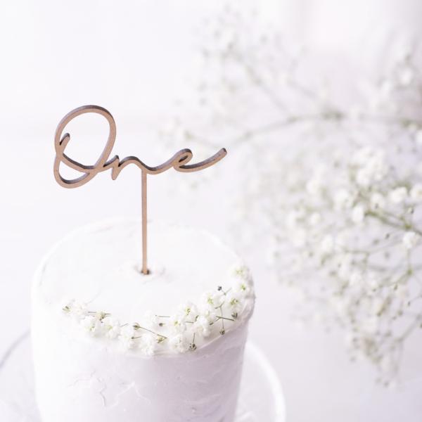 ＜商品名＞　木製ケーキトッパー（One）＜商品説明＞　Airieオリジナルの木製ケーキトッパーです。　お誕生日ケーキや木製ケーキ（別売）に差してお使いいただけます。　１点ずつ丁寧に国内で製作しております。　Oneだけでなく、halfトッパー...