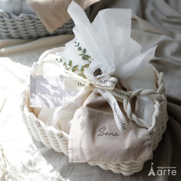 赤ちゃんの必需品、おむつストッカーにぴったりのシンプルでかわいいバスケットにお名前を入れられる巾着をセットしてたったひとつの特別なギフトに。・こちらで使用しているバスケットは一つ一つ手作りなので写真と形状や大きさが若干異なる場合がございます...