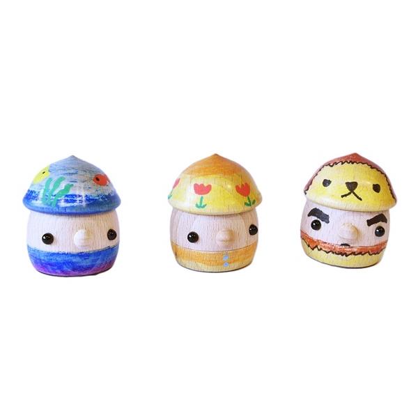 こまむぐの人気商品「どんぐりころころ」の工作キットができました。きのこ帽子バージョンです。白木のどんぐりきのこが入っています。クレヨン・色鉛筆・マジック・ポスターカラー・絵具等の好きな画材で自由に絵を描いてみてね。色を塗り終わったら木工ボン...