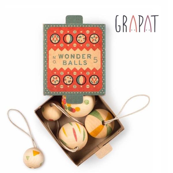 グラパットの世界観満載のクリスマスツリーオーナメントです。ツリーだけでなく、ちょっとした場所に引っ掛けたり、壁飾りにしたり。クリスマス期間だけではなく、日常の傍らにも似合いそうです。メーカー：GRAPAT（グラパット）/スペインサイズ　：玉...