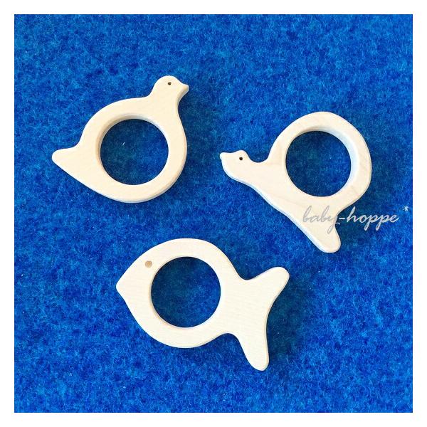 丸みのある形で、赤ちゃんの手にとっても握りやすいシンプルな形の木製の歯固めです。噛んだときの感触も良く、また丈夫。赤ちゃんがお口に入れても安心な作りです。天然の木材から作られ、最初に出会うおもちゃとしておすすめです。メーカー：Drei Bl...