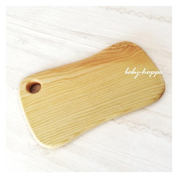 こちらは職人が一枚づつ丁寧にカットし、天然オイルで仕上げています。木材は工具などに使用されるほど丈夫で堅いトリネコの木を切り出し、一枚板で作られている1点ものとなります。そのため、色目、木目、節などの出方がそれぞれ異なります。どうぞご理解い...