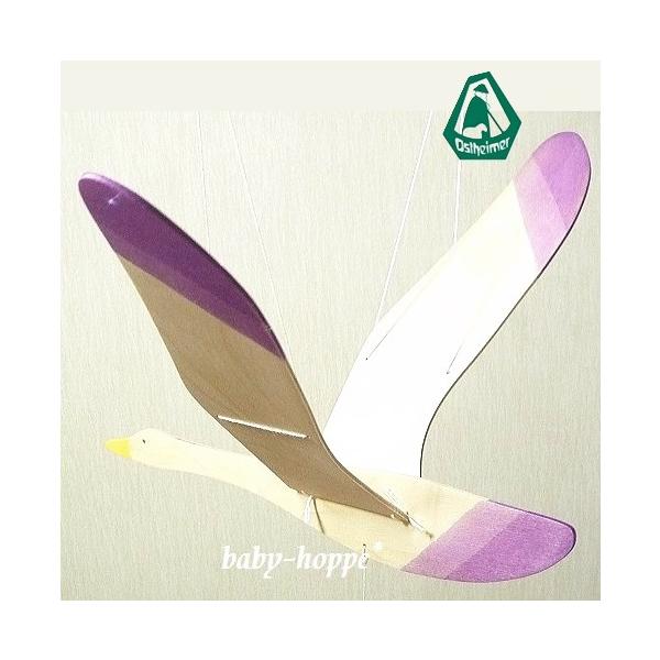 オストハイマー社のモビールは水性顔料使用のため、色合いが自然であたたかです。自然の風やエアコンの風にのって、ゆらゆら。また下にある木玉を引くとゆったりと羽ばたきます。お部屋のインテリアとしてもとても素敵で、プレゼントにもおすすめです。メーカ...