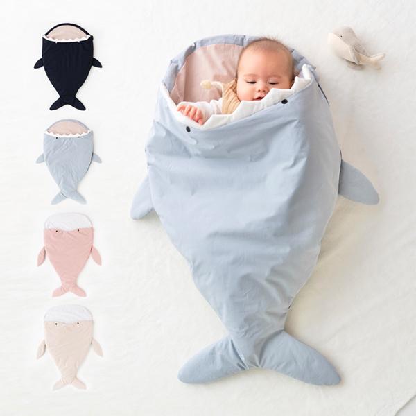 赤ちゃんがすっぽり入る（食べられちゃう!?）スリーピングバッグ（お布団/寝袋）です。絵本のワンシーンかと思うほどかわいい寝姿に癒されます♪綿100%・中綿入りですが、サラッとした生地感なのでオールシーズンお使いいただけます。寝袋型なので、お...