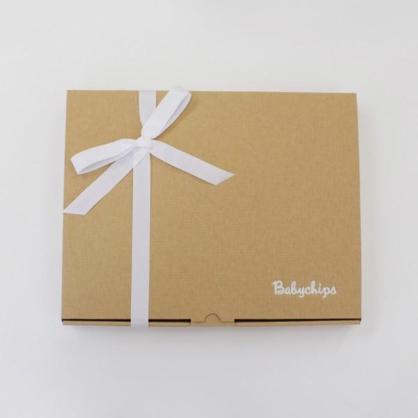 全ての商品に名前をお入れすることが可能です。御祝い、内祝い、御祝返し、誕生日のプレゼントetc最適なギフト対応を承ります。ネーム入りが人気のバッグ、ミニトート、スタイ、ロンパース、カバーオール、子供＆大人、お揃いのＴシャツ、ユニフォーム風の...