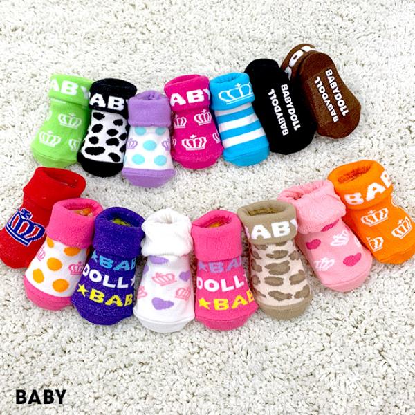 大人気！足元を保護して、可愛く彩るBABYDOLLのベビーソックス♪人気のヒョウ柄、王冠総柄、ボーダーなどデザイン豊富でお出かけのコーデが楽しくなる！毎日使うものだから、色違いで揃えるのもおすすめです★すべり止め付きなのもうれしいポイント♪...