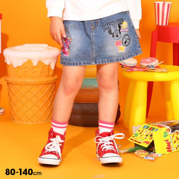 ★おそろいシリーズアイテム★ストリート感あふれるワッペンとハート型のバックポケットがポイントのミニーのデニムスカート★カジュアルコーデの主役となるデニムスカートは、一枚あればオールシーズン着回しできる万能アイテム♪ウエスト総ゴムで締め付けに...