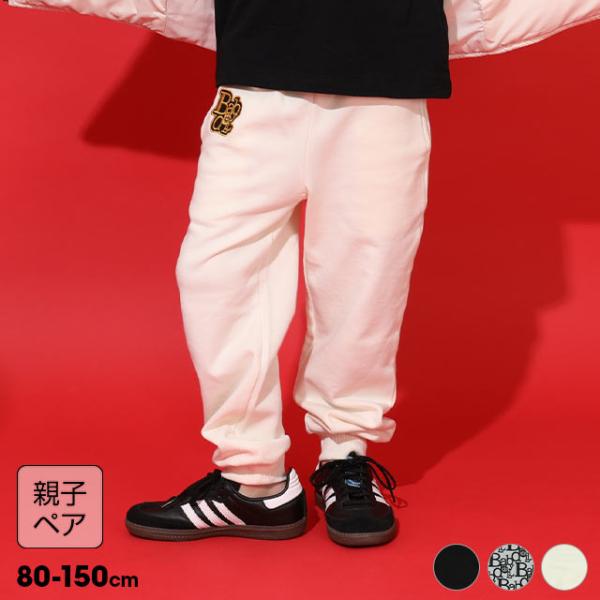 【セットアップアイテム】【お揃いアイテム】トレンド感たっぷりのモノグラムを取り入れたおしゃれスウェットパンツ。シックでデイリーコーデに合わせやすいデザインで、ロゴのワッペンがアクセントに★裏毛素材は伸縮性があってリラックスな着心地◎同じデザ...