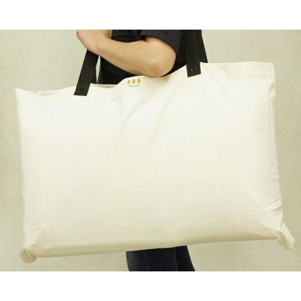 ★お昼寝布団の持ち運びやおもちゃ収納など　様々な用途でお使いいただけます★収納袋サイズ/54cm×85cm★材質/綿、ポリエステル★日本製※掲載画像には西川機関車トーマスお昼寝布団が　入っています※収納する物のサイズによってホック(2か所)...