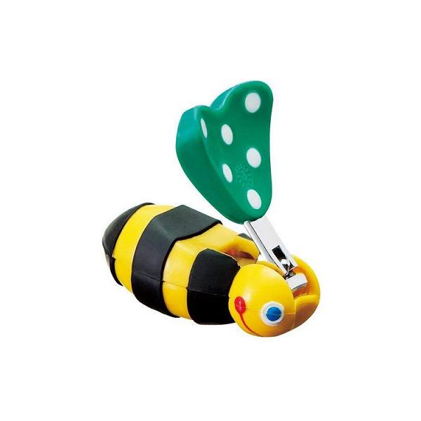 やわらかい爪をハチさんがパッチン♪赤ちゃんの爪きりに慣れないパパ ママでも指にフィットして、深く切り過ぎない工夫がしてあります。使い終わったら羽を折り畳んで収納。つめきりの刃の部分に直接当たらないようなセーフティ設計。【サイズ】4cm×6c...