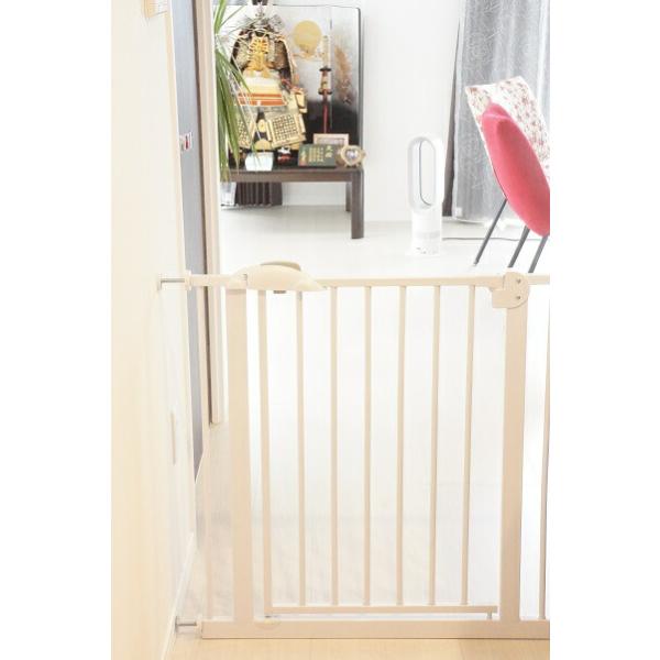 ★開けた後に自動で閉まるオートクローズシステム。 　閉め忘れの心配がないので安心してお使い頂けます。★赤ちゃんがよじのぼりにくいゲートです。★扉は手前・奥と両方向への開閉が可能です。★通常設置にはネジ・テープ類は使用しなくても設置可能ですが...