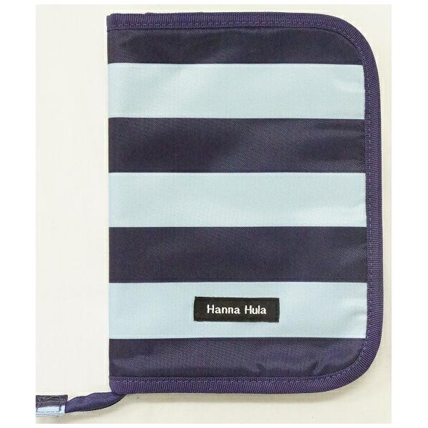 ■Hanna Hula(ハンナフラ)のマルチポーチ。■メインポケットには領収書など　A5サイズまでのプリントに対応。■カードケース、ペンホルダー、　ファスナー付きのポケットなど使いやすさを追求。■母子手帳ケース以外にも通帳ケース、　名刺やU...