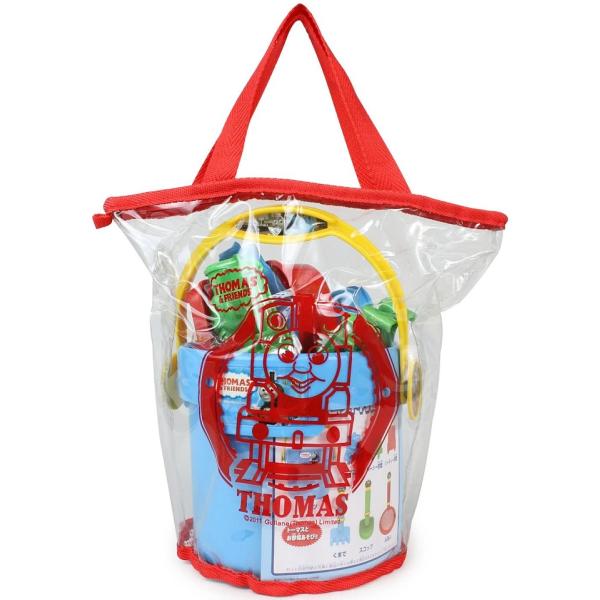★きかんしゃトーマスの砂場セット★収納袋の底部分はメッシュになっているので、　遊んだ後の砂が落とせて、　おかたづけ・持ち運びが便利です。★バケツ、くまで、スコップ、ふるい、　収納袋、デコレーションシールが各1個、砂型X3個★製品サイズ/バケ...