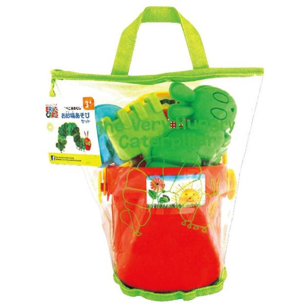 ★はらぺこあおむしの砂場セット★収納袋の底部分はメッシュになっているので、　遊んだ後の砂が落とせて、　おかたづけ・持ち運びが便利です。★バケツ、くまで、スコップ、ふるい、砂型、　収納袋、シール各1個★製品サイズ/バケツ直径15cmX高さ14...