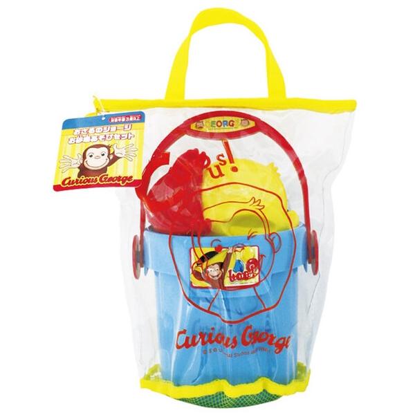 ★おさるのジョージの砂場セット★収納袋の底部分はメッシュになっているので、　遊んだ後の砂が落とせて、　おかたづけ・持ち運びが便利です。★バケツ、くまで、スコップ、ふるい、　収納袋、シール各1個、砂型X2個★製品サイズ/バケツ直径15cmX高...
