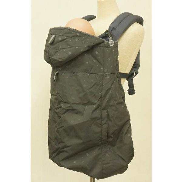 ★本商品はリバーシブルでお使い頂けます。★中綿ダウン使用であったか！(フード部分除く)★表面は水を弾きやすい撥水加工素材を使用。★対面だっこ・おんぶ・ベビーカーではもちろん、　お昼寝時やチャイルドシートでも、　オムツ交換時の敷き布としてもご...