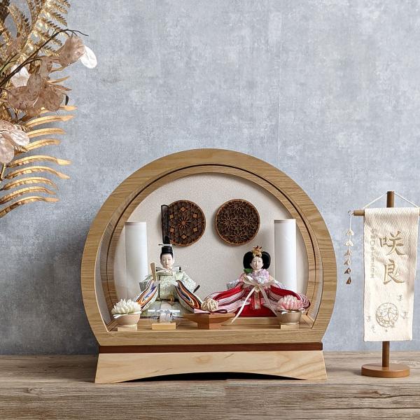 サービス品として名入れ旗６種類の中からお好きな柄をお選び頂けます♪お子様のお名前・生年月日が入ります。名入れ旗のみお届けが仕上がり次第別送となります。（２週間前後）すぐに飾れる、ケースおひなさま。2人飾り●サイズ(約)：間口42×奥行28×...