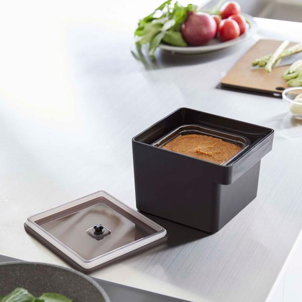 ・ブランド：YAMAZAKI（山崎実業）/日本・ジャンル：味噌ストッカー・主な素材：ポリプロピレン（容器、蓋）/シリコーン（パッキン、バルブ）・生産国：中国・サイズ：約W136xD151xH110mm（本体）/約W130xD130mm（開口...