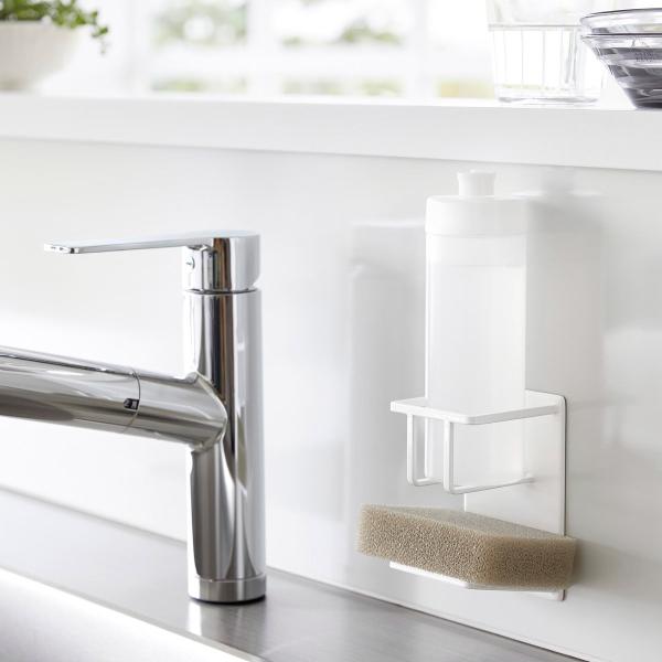 ・ブランド：YAMAZAKI（山崎実業）/日本・ジャンル：スポンジホルダー・主な素材：スチール ユニクロメッキ 粉体塗装、マグネット（本体）/シリコーン（滑り止め）・生産国：中国・サイズ：約W79xD67xH115mm（本体）/約W62xD...