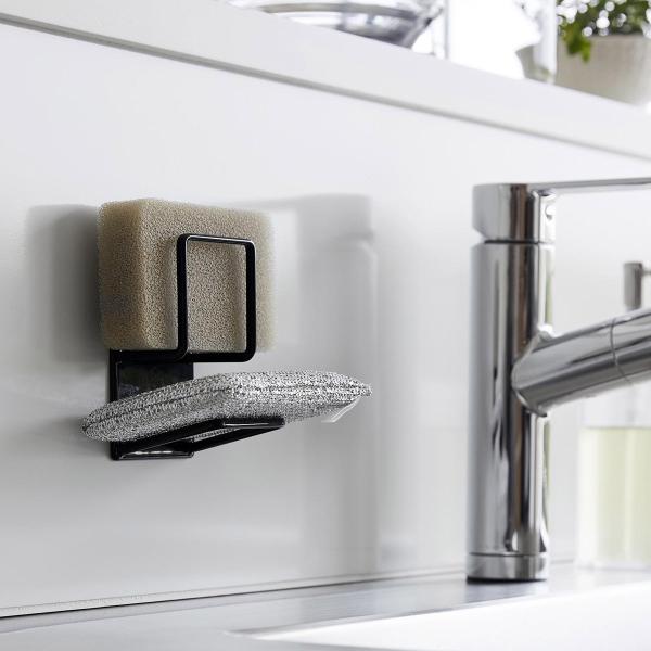 ・ブランド：YAMAZAKI（山崎実業）/日本・ジャンル：スポンジホルダー・主な素材：スチール ユニクロメッキ 粉体塗装、マグネット（本体）/シリコーン（滑り止め）・生産国：中国・サイズ：約W65xD63xH110mm（本体）/約W60xD...