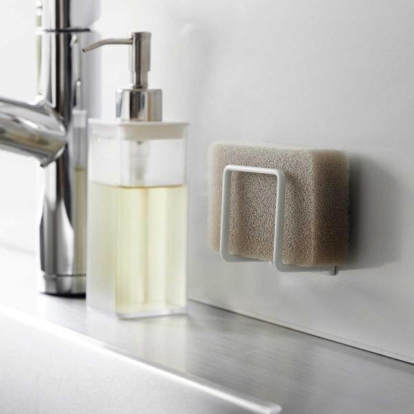 ・ブランド：YAMAZAKI（山崎実業）/日本・ジャンル：スポンジホルダー・主な素材：スチール ユニクロメッキ 粉体塗装、マグネット（本体）/シリコーン（滑り止め）・生産国：中国・サイズ：約W65xD43xH65mm（本体）/約W60xD3...