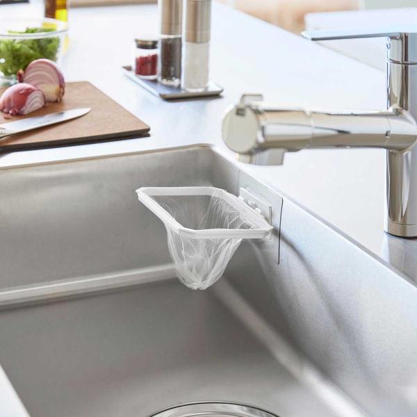 ・ブランド：YAMAZAKI（山崎実業）/日本・ジャンル：水切りポリ袋ホルダー・主な素材：スチール ユニクロメッキ 粉体塗装）/ABS樹脂、PET、ポリウレタン（フィルムフック）・生産国：中国・サイズ：約W168xD125xH23mm（フィ...