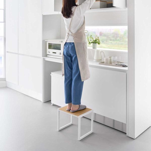 ・ブランド：YAMAZAKI（山崎実業）/日本・ジャンル：踏み台ステップ・主な素材：スチール エポキシ樹脂粉体塗装（本体）/天然木積層合板 ウレタン樹脂塗装（天板）/シリコーンゴム（クッション）・生産国：中国・サイズ：約W400xD280x...