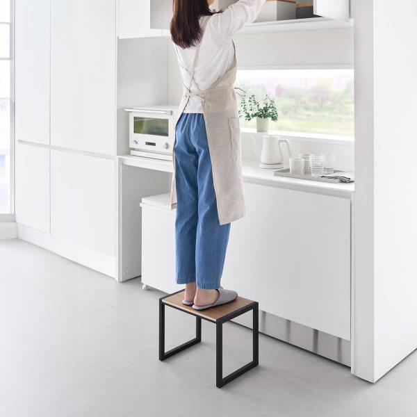 ・ブランド：YAMAZAKI（山崎実業）/日本・ジャンル：踏み台ステップ・主な素材：スチール エポキシ樹脂粉体塗装（本体）/天然木積層合板 ウレタン樹脂塗装（天板）/シリコーンゴム（クッション）・生産国：中国・サイズ：約W400xD280x...