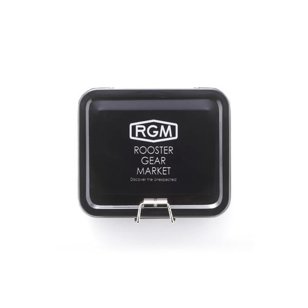 RGM（ルースターギアマーケット）ティンケース■サイズ：W98mm / D85mm / H30mm　小ぶりなブリキ製ケースです。昔懐かしい雰囲気がとても可愛いく、手のひらサイズのケースには仕掛けやウキなどの釣り小物を入れるのにピッタリです。...