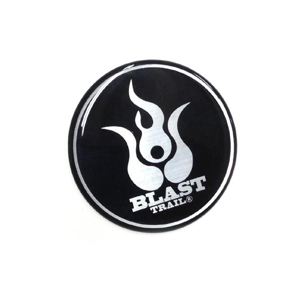 BLASTTRAIL/ブラストトレイル センターキャップ用シール　 ●入り数：1枚●センターキャップ用の樹脂盛ステッカーです。　カラーは、ブラックベースにシルバーヘアラインのブラストロゴマークとなっています。●直径：61mm