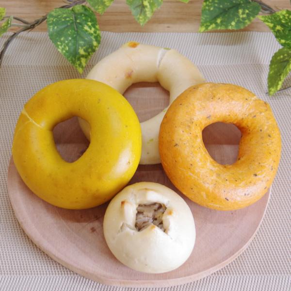 北海道産小麦を100%使用し、もちもち感とほどよい食感を追求しました。ベーグルと相性の良い野菜を厳選し、ふんだんに使用いたしました。かぼちゃ、トマトバジル、枝豆、れんこん、それぞれの持つ美味しさをお楽しみ下さい。【セット内容】各1個：かぼち...