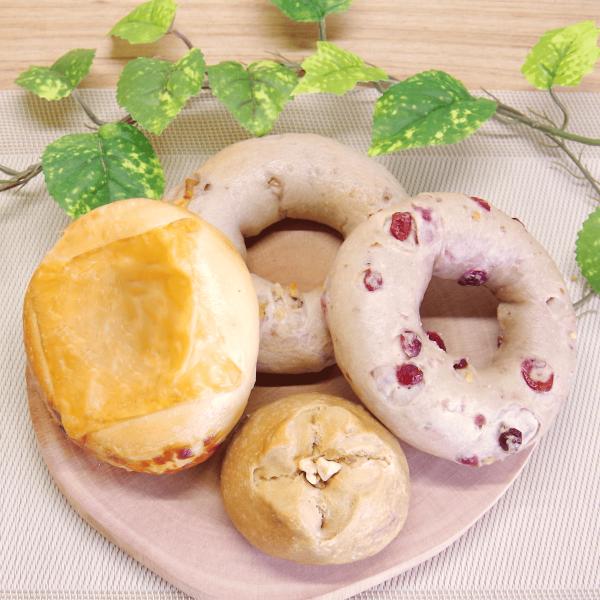 北海道産小麦を100%使用し、もちもち感とほどよい食感を追求しました。ダブルチーズ、くるみ＆チーズ、クランベリークリームチーズ、黒糖クリームチーズのチーズ尽くしのセットです。【セット内容】各1個：ダブルチーズ、くるみ＆チーズ、クランベリーク...