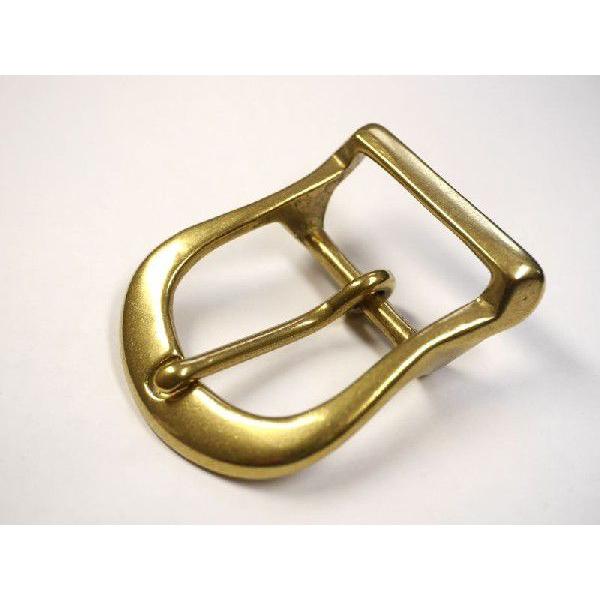 材質：真鍮無垢 サイズ：66mm×51mm ブラス（真鍮無垢）は使い込んで行くうちに徐々に色合いが濃くなっていきます。使えば使うほど表面が酸化してきて、素材本来の美しさが増していきます。ベルト幅「35mm」までのベルトでしたら取り付け可能で...