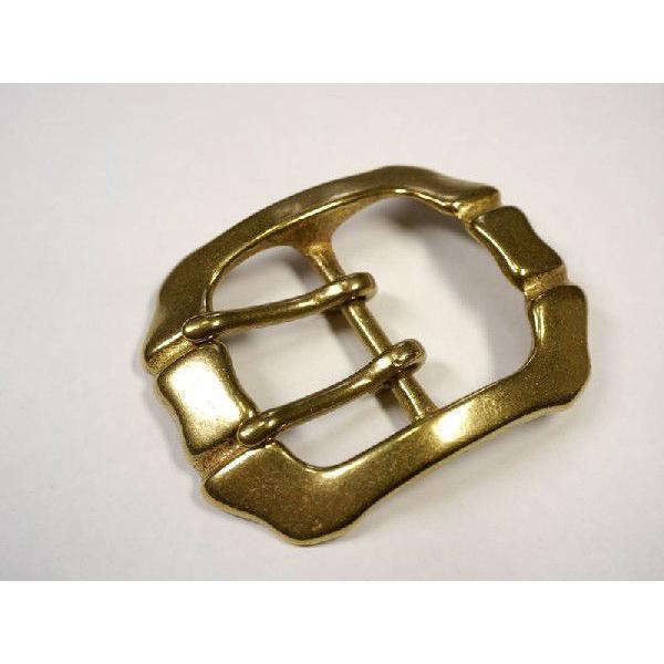 材質：真鍮無垢製（ブラス）サイズ：72mm×56mm 非常に重厚感のあるダブルピン仕様のバックルです。ベルト幅「40mm」までのダブルピン仕様のベルトでしたら取り付け可能です。※画像のベルトは装着例です。ベルトは付属しませんので、ご注意下さ...
