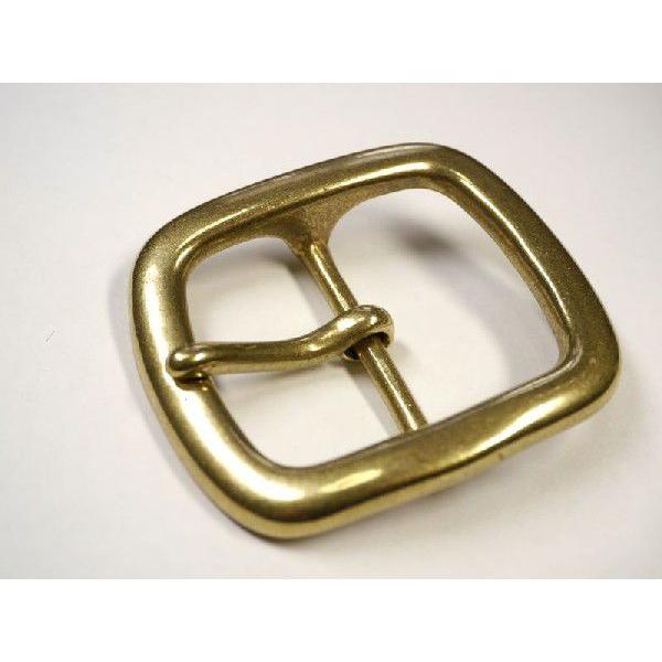 材質：真鍮無垢サイズ：長さ:70mm×幅:60mm 厚さが5ｍｍもあり、重厚なバックルです。ベルト幅「40mm」までのベルトでしたら取り付け可能です。ベルトと合わせてご購入頂きますと、まとめて一括発送しますので、お得です。※画像のベルトは装...
