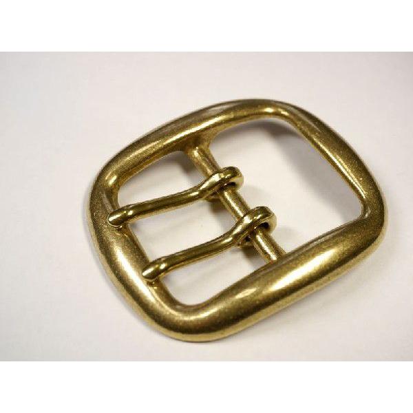 材質：真鍮無垢 サイズ：7.3cm×6.0cm ベルト幅「40mm」までのダブルピン仕様のベルトでしたら取り付け可能です。※画像のベルトは装着例です。ベルトは付属しませんので、ご注意下さい。 ※こちらの商品は、クリックポストで発送可能です。...