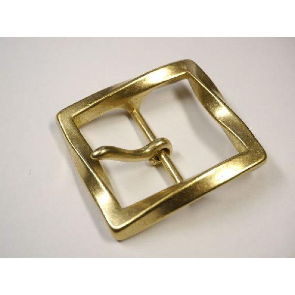 材質：真鍮無垢 サイズ：長さ62mm×幅58cm ベルト幅「40mm」までのベルトでしたら取り付け可能です。重厚感あふれるバックルで、スクエア型にひねりを加えたお洒落なデザインです。只今出品中の『40mmバックル取付用牛革ベルト』 にピッタ...