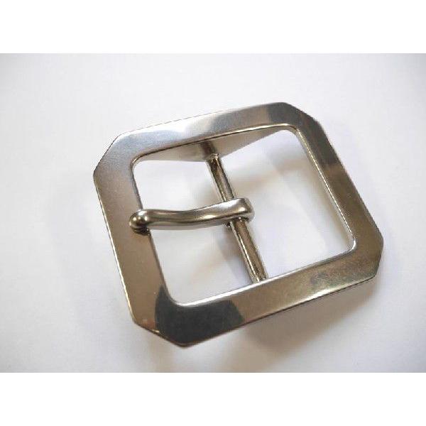 材質：真鍮製 (シルバーメッキ)サイズ：長さ68mm×幅58mm 非常に重厚感ある八角形型のスクエアバックルです。ベルト幅「40mm」までのベルトでしたら取り付け可能です。只今出品中の『40mmバックル取付用牛革ベルト』 にピッタリ合います...