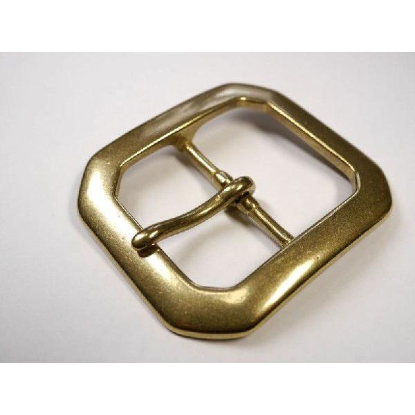 材質：真鍮無垢製 （ブラス）サイズ：70mm×59mm 八角形型のスクエアバックルです。ベルト幅「40mm」までのベルトでしたら取り付け可能です。只今出品中の『40mmバックル取付用牛革ベルト』 にピッタリ合います。ベルトと合わせてご購入頂...