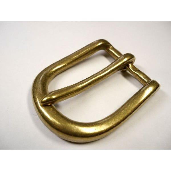 材質：真鍮製 (ブラス)サイズ：長さ77mm×幅57mm ピンの太さが「約6mm厚」もある重厚かつ非常に存在感のあるバックルです。ベルト幅「40mm」までのベルトでしたら取り付け可能です。※ピンの太さが非常に厚いため、通常のベルト穴では通り...