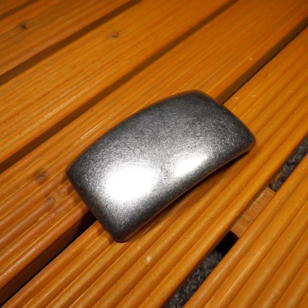 材質：真鍮製(シルバーメッキ)サイズ：長さ90mm×幅50mm ベルト幅「35mm」までのベルトでしたら取り付け可能です。こちらのバックルは、革の厚さが4mm以下のベルトが対応になります。当店の極厚ベルトには使用できません。※画像のベルトは...