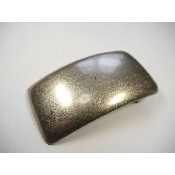 材質：真鍮製(シルバーメッキ)サイズ：長さ90mm×幅50mm このバックルは極厚のサドルレザーベルトとは非常に相性がよいです。ベルト幅「40mm」までのベルトでしたら取り付け可能です。只今出品中の『40mmバックル取付用牛革ベルト』 とピ...