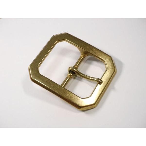 材質：真鍮製 (ブラス)サイズ：長さ79mm×幅66mm 非常に重厚感ある八角形型のスクエアバックルです。ベルト幅「45mm」までのベルトでしたら取り付け可能です。只今出品中の『45mmバックル取付用牛革ベルト』 にピッタリ合います。ベルト...