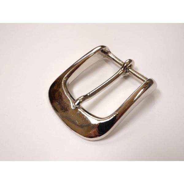 材質：真鍮製（ニッケルメッキ）サイズ：59mm×48mm ブラス（真鍮無垢）は使い込んで行くうちに徐々に色合いが濃くなっていきます。使えば使うほど表面が酸化してきて、素材本来の美しさが増していきます。ベルト幅「35mm」までのベルトでしたら...