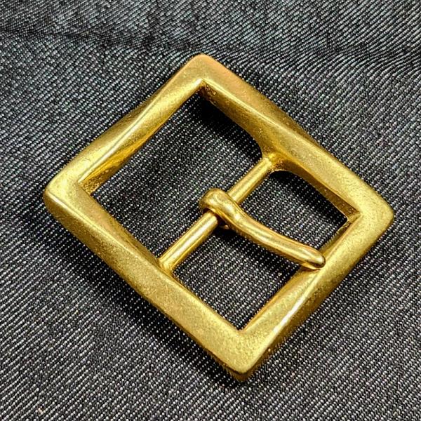 材質：真鍮無垢サイズ：55mm×65cmベルト幅「35mm」までのベルトでしたら取り付け可能です。重厚感あふれるバックルで、スクエア型にひねりを加えたお洒落なデザインです。只今出品中の『35mmバックル取付用牛革ベルト』 にピッタリ合います...