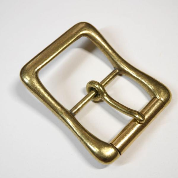 材質：真鍮無垢製サイズ：53mm×67mm管美錠「くだびじょう」と読まれるマカロニのような筒状の管が付いた美錠(バックル)金具ですベルトのバックルや、のやショルダーバッグのパーツとしてご使用頂けますブラス（真鍮無垢）は使い込んで行くうちに徐...