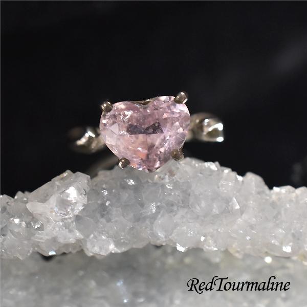 [商品説明]トルマリンは帯電性を持つことからか、古くから様々な民族で病気の治療に用いられたと伝えられています。 それらの伝承から、トルマリングループの石は健康運を高めてくれると言われています。またトルマリンはカラーによって異なる意味が伝えら...