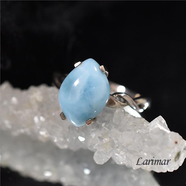 [商品説明]『愛と平和』を象徴するラリマーは、心の奥に隠された怒りや嫉妬などのマイナス感情を鎮めてくれるといわれています。情緒のバランスをとり、安らぎの心をはぐくみ、避けられないストレスさえも軽減してくれます。それにより悲観的な考えを退け、...